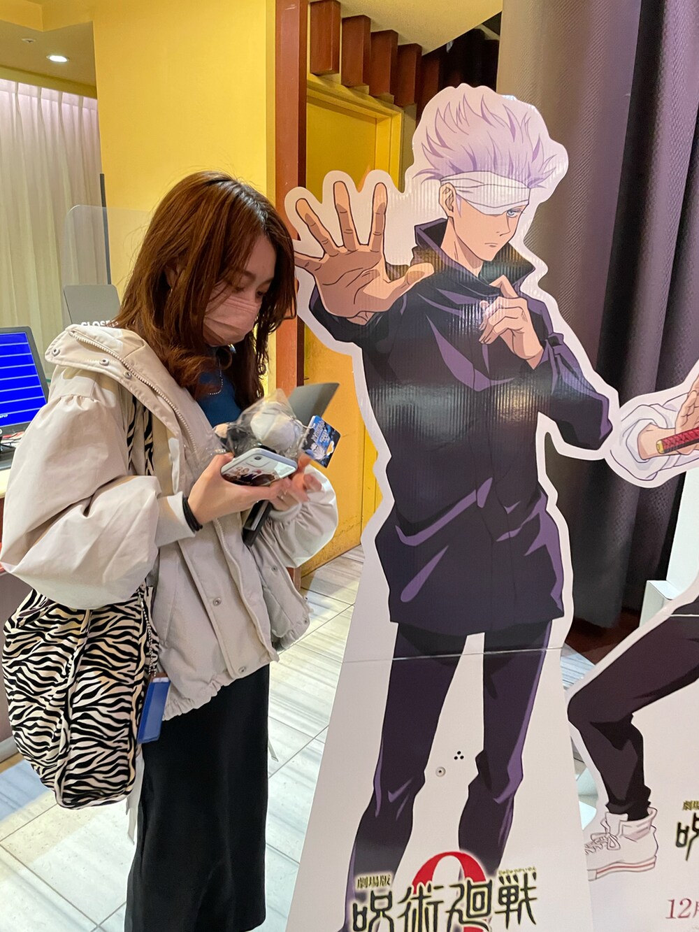 ブラック系のジャンパースカート、ブラック系のショルダーバッグを着用したレディースの冬コーディネートの2枚目の写真