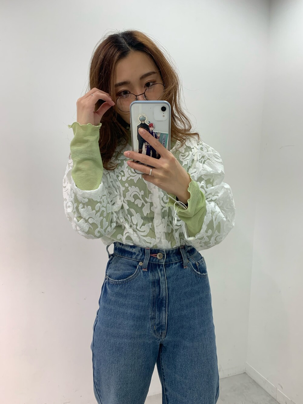 「オトナ女子、大人カジュアル、シンプル、きれいめカジュアル、レイヤードスタイル、シアートップス、メロートップス、デニム、ブーツ、ブラウス」｜「natural coutureのオリエンタル刺繍ブラウス（シャツ/ブラウス、ホワイト系）」を使った、NaNaMiさん（レディース・157cm）の冬コーディネートの2枚目の写真