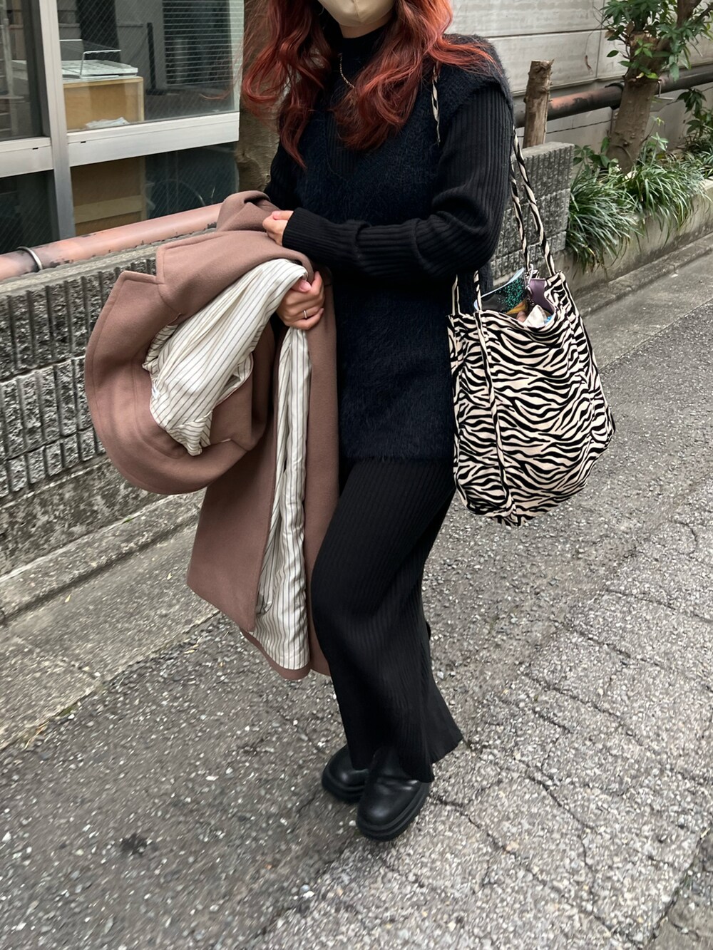 ブラック系のワンピース、ブラック系のブーツ、ブルー系のその他を着用したレディースの冬コーディネートの2枚目の写真