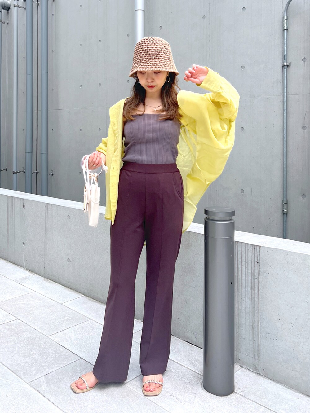 ブラック系のキャミソール、グリーン系のその他パンツ、ホワイト系のショルダーバッグを着用したレディースの夏コーディネートの2枚目の写真