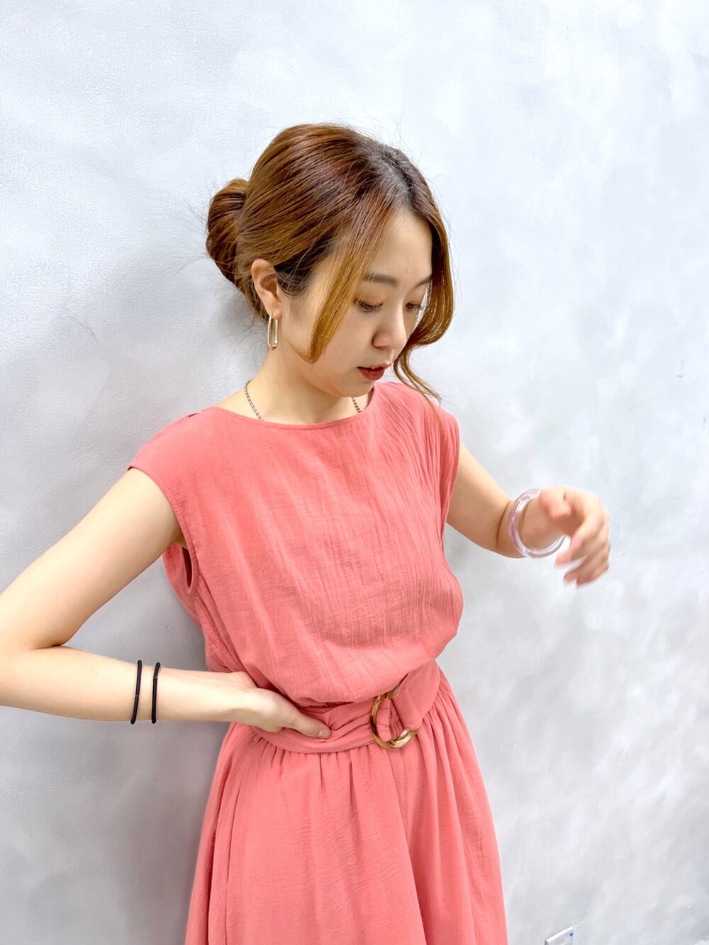 オレンジ系のワンピース、ブルー系のその他を着用したレディースの春コーディネートの4枚目の写真