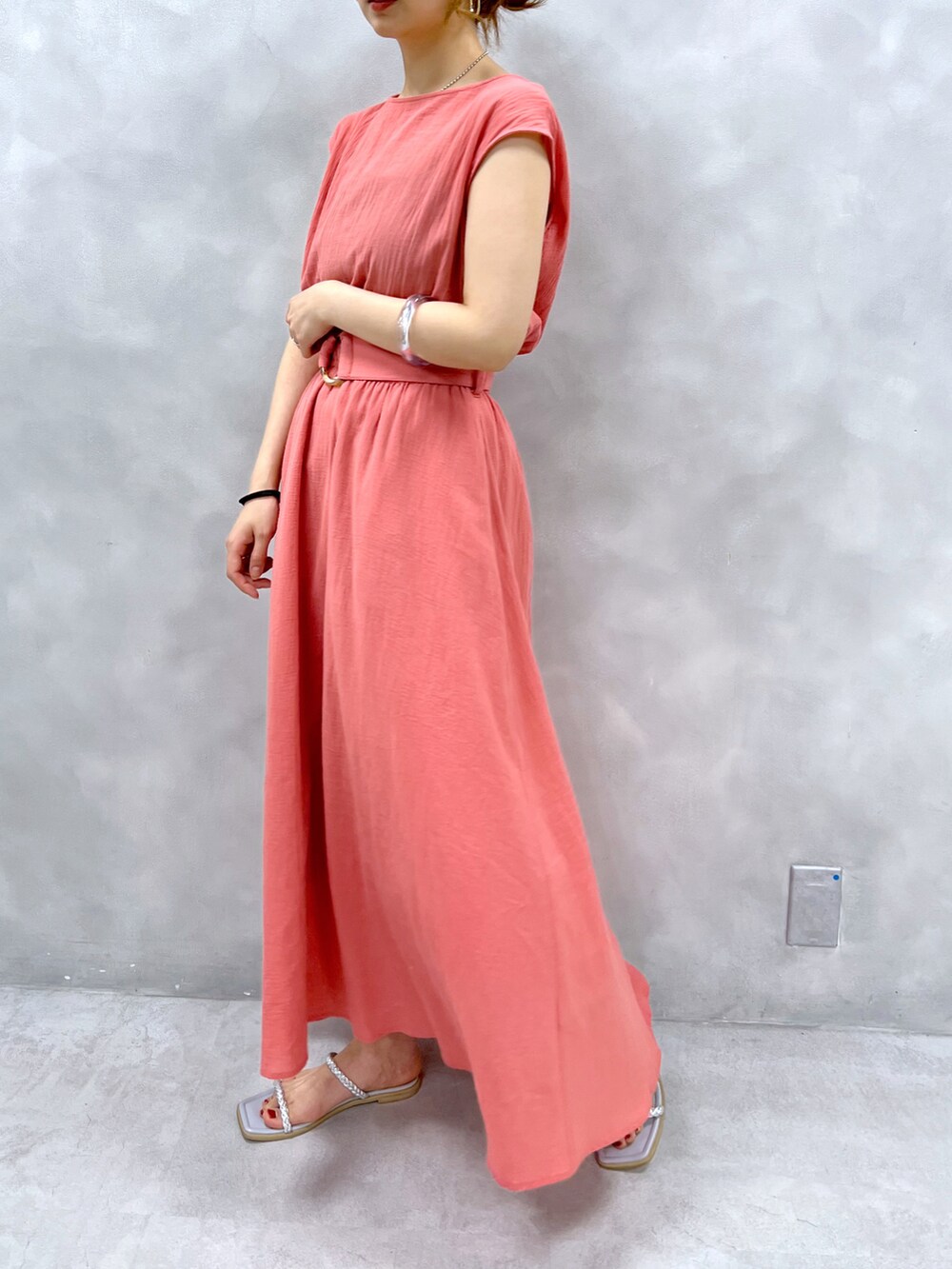 オレンジ系のワンピース、ブルー系のその他を着用したレディースの春コーディネートの2枚目の写真