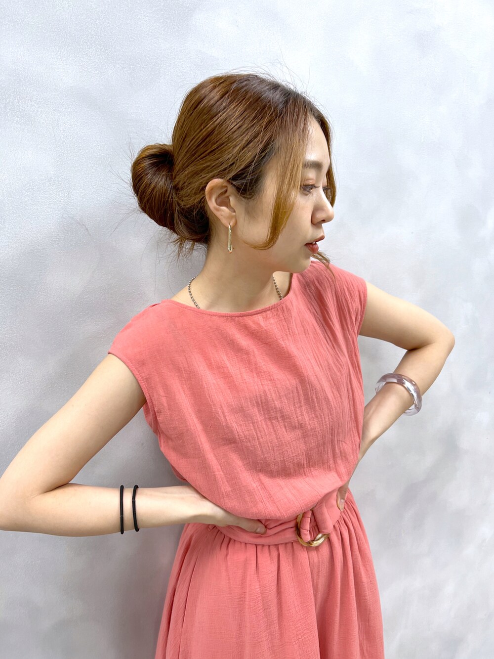 オレンジ系のワンピース、ブルー系のその他を着用したレディースの春コーディネートの3枚目の写真