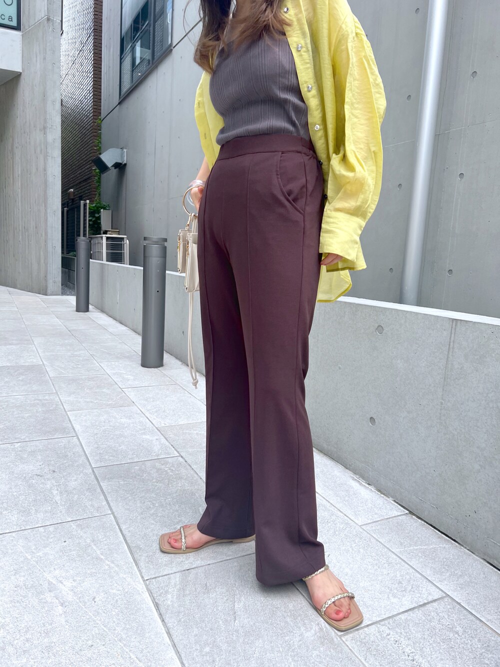 ブラック系のキャミソール、グリーン系のその他パンツ、ホワイト系のショルダーバッグを着用したレディースの夏コーディネートの4枚目の写真