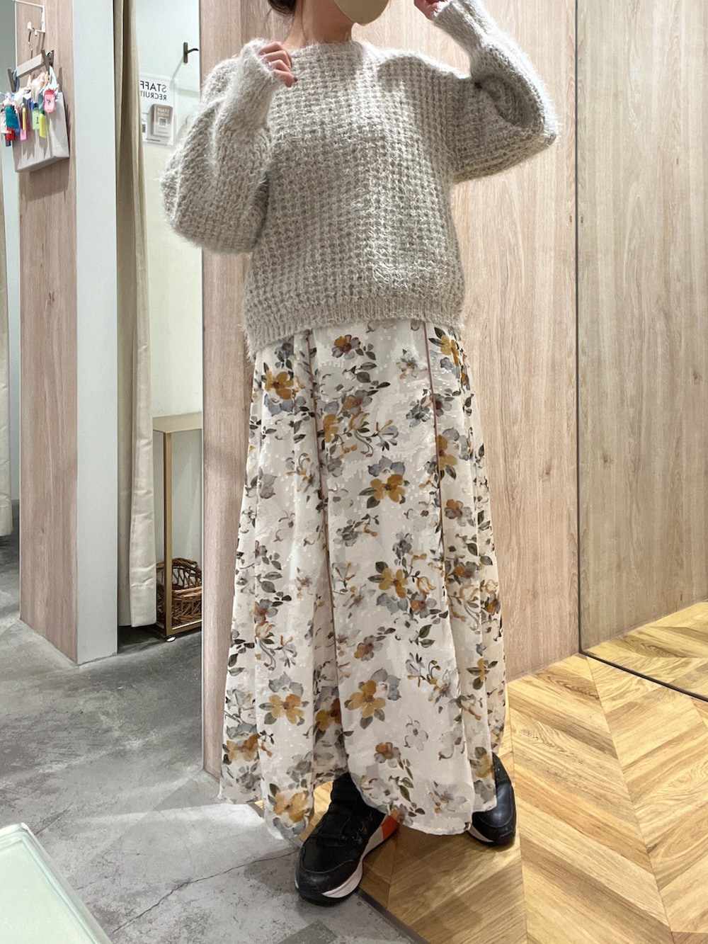 ホワイト系のスカート、ブルー系のその他を着用したレディースの冬コーディネートの2枚目の写真