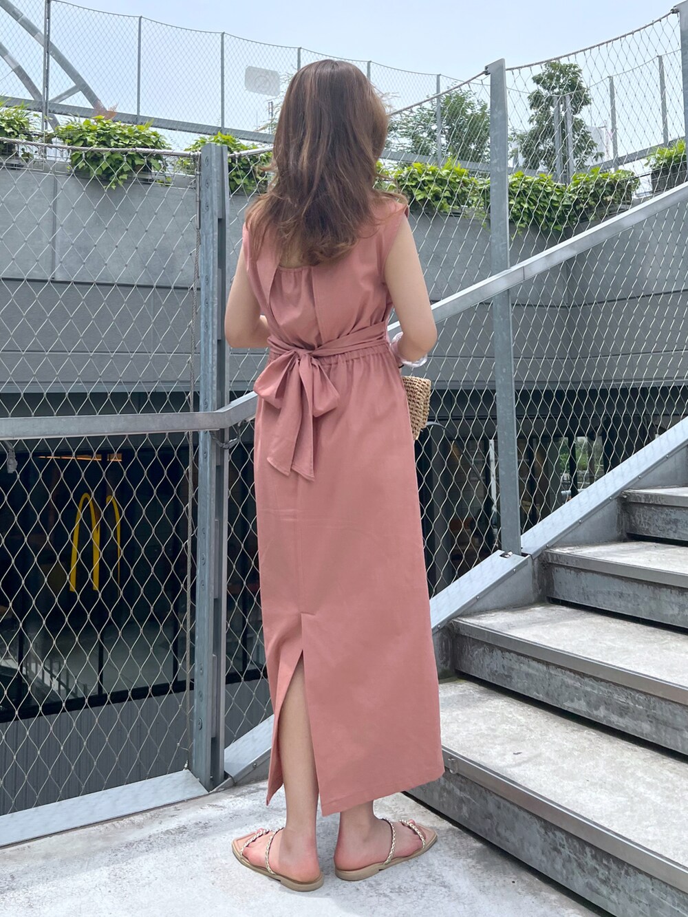 ピンク系のワンピース、ホワイト系のショルダーバッグ、シルバー系のその他シューズを着用したレディースの夏コーディネートの2枚目の写真