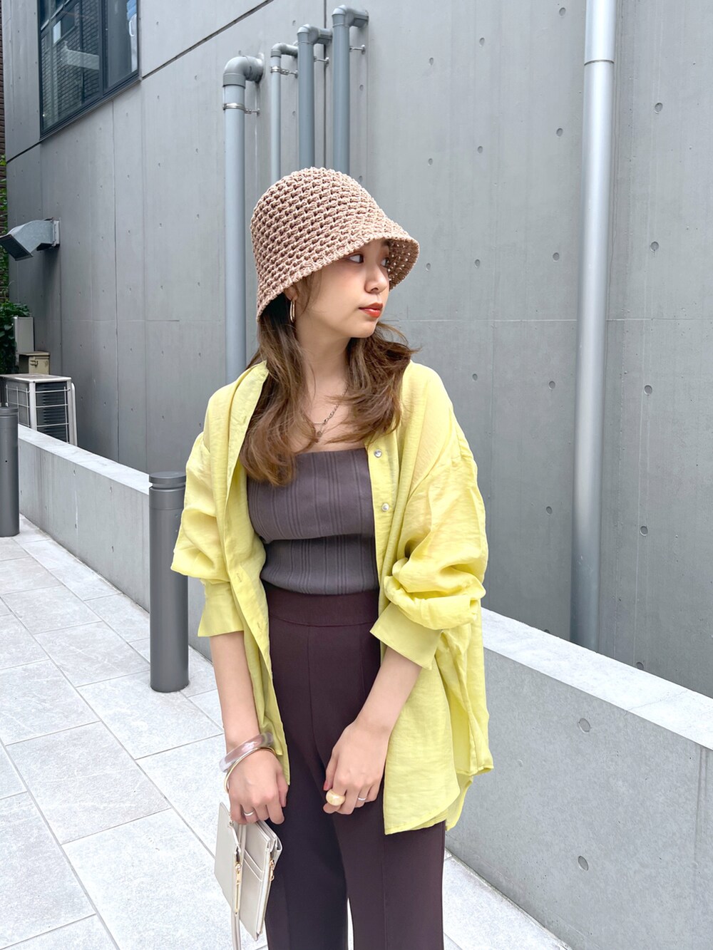 ブラック系のキャミソール、グリーン系のその他パンツ、ホワイト系のショルダーバッグを着用したレディースの夏コーディネートの3枚目の写真