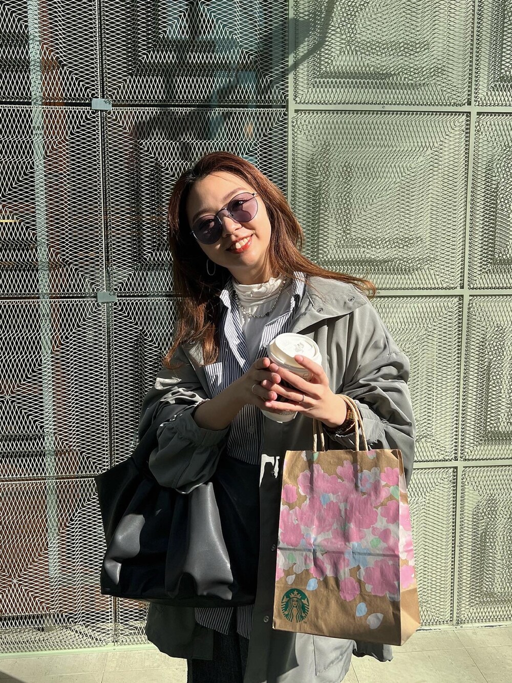 グリーン系のジャケット/アウター、ブルー系のその他を着用したレディースの春コーディネートの2枚目の写真