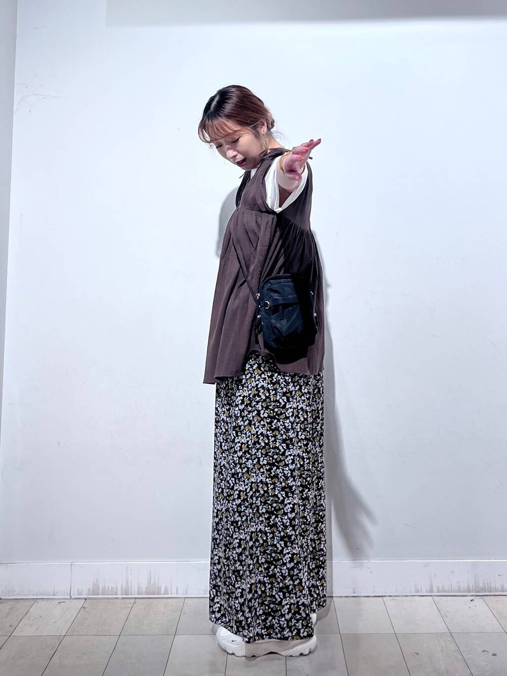 ホワイト系のTシャツ/カットソー、ブラック系のショルダーバッグ、ブラウン系のシャツ/ブラウスを着用したレディースの夏コーディネートの5枚目の写真