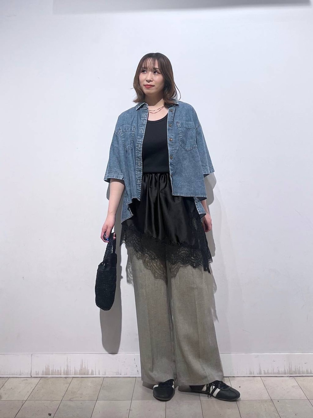 ベージュ系のその他パンツ、ブラック系のタンクトップ、ブラック系のその他トップスを着用したレディースの春コーディネートの3枚目の写真