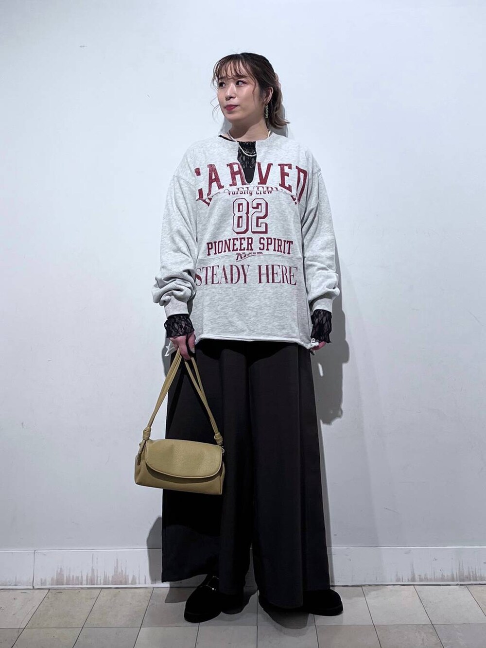 ブラック系のローファー、イエロー系のショルダーバッグ、ブラック系のTシャツ/カットソーを着用したレディースの秋コーディネートの5枚目の写真