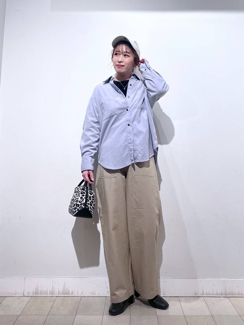 その他のショルダーバッグ、ブラック系のTシャツ/カットソー、ブラック系のブーツを着用したレディースの春コーディネートの2枚目の写真