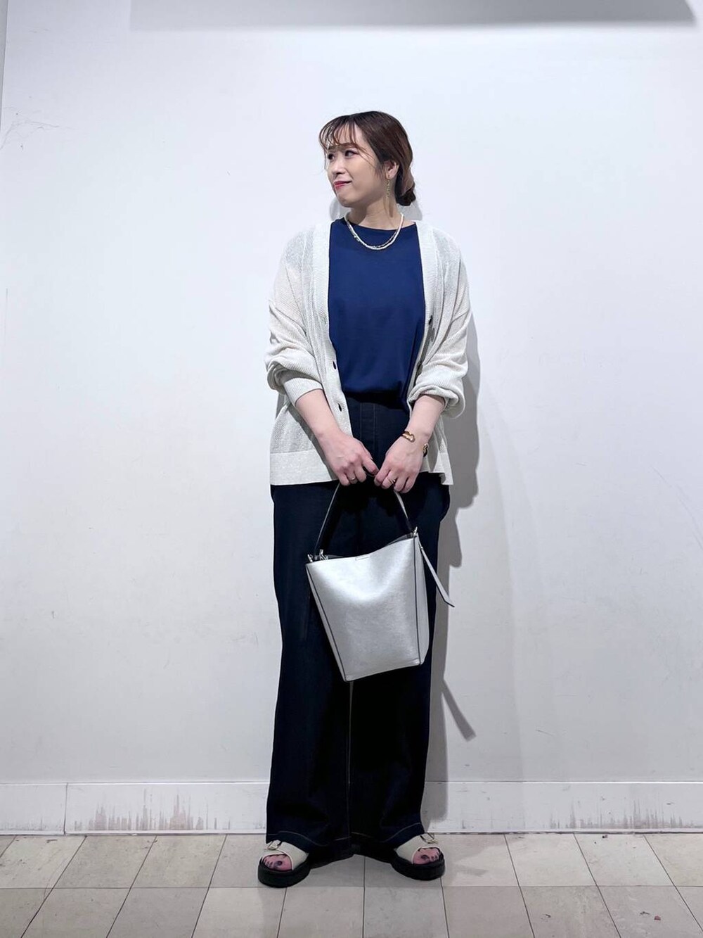 シルバー系のショルダーバッグ、ホワイト系のカーディガン/ボレロ、ホワイト系のサンダルを着用したレディースの夏コーディネートの7枚目の写真