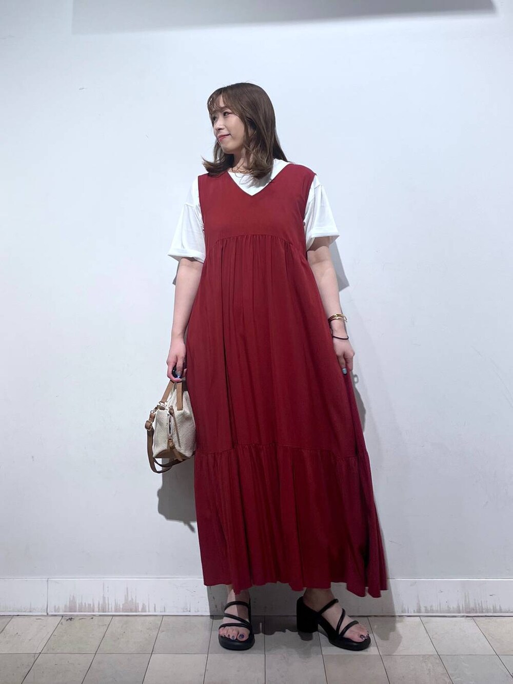 ホワイト系のショルダーバッグ、ホワイト系のTシャツ/カットソー、ホワイト系のタンクトップを着用したレディースの夏コーディネートの5枚目の写真