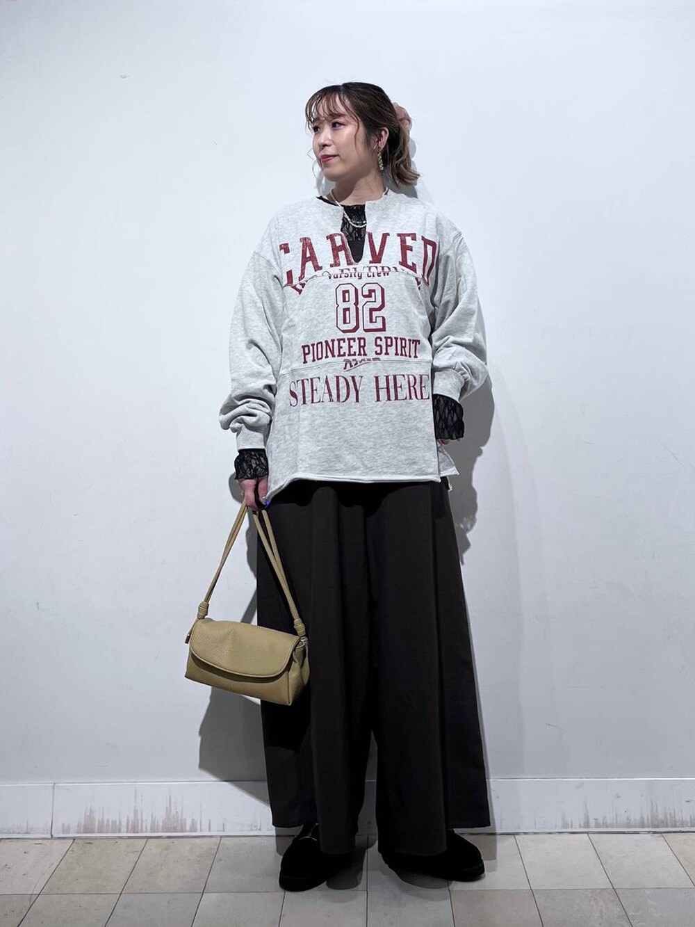 ブラック系のローファー、イエロー系のショルダーバッグ、ブラック系のTシャツ/カットソーを着用したレディースの秋コーディネートの6枚目の写真