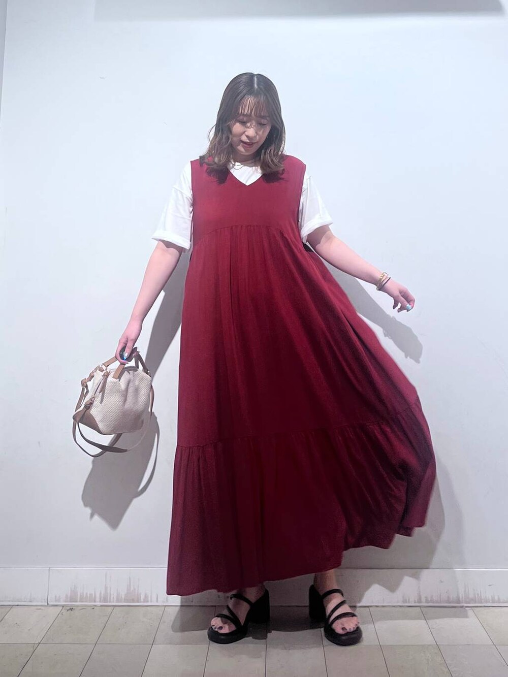 ホワイト系のショルダーバッグ、ホワイト系のTシャツ/カットソー、ホワイト系のタンクトップを着用したレディースの夏コーディネートの2枚目の写真