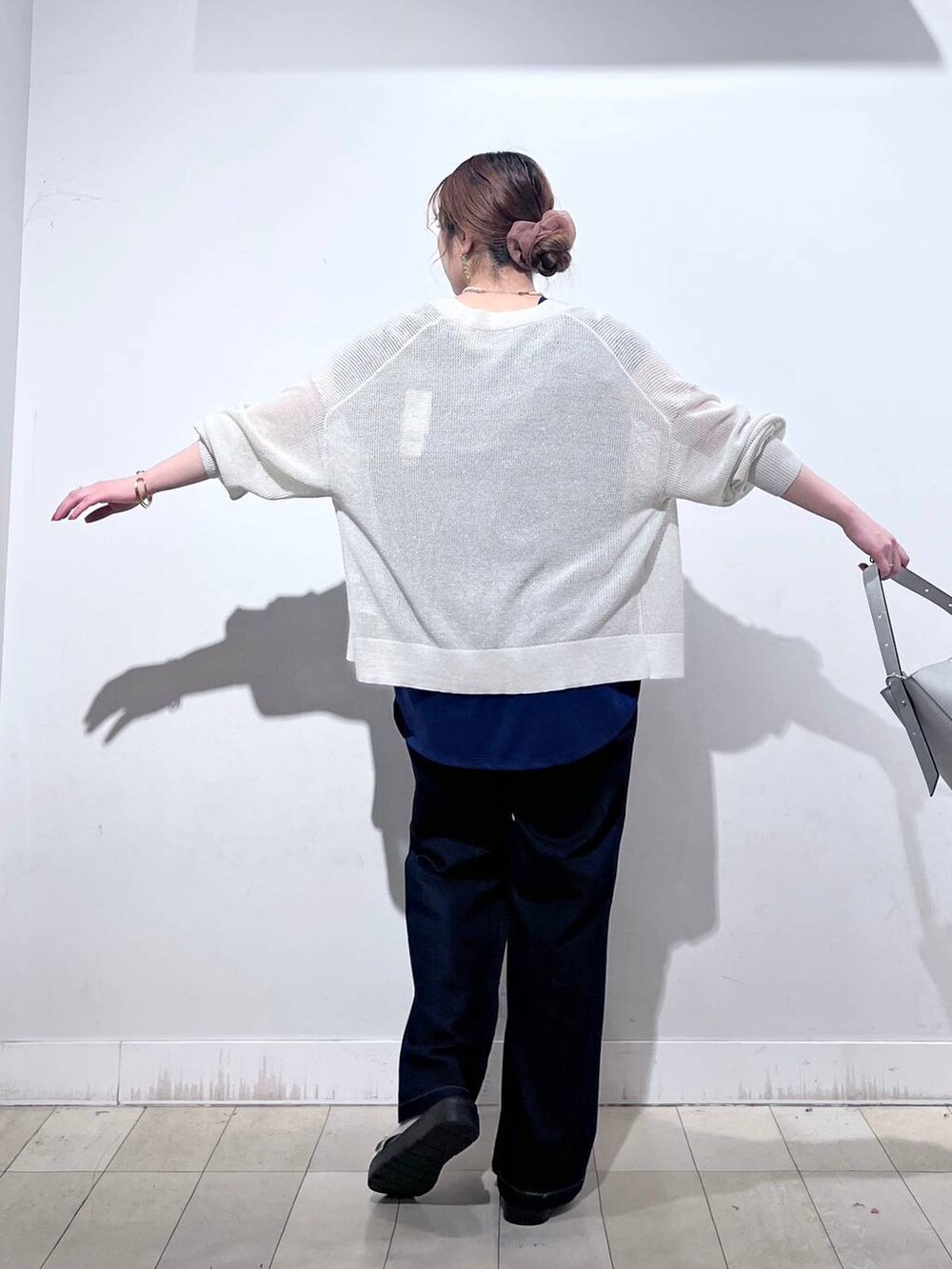 シルバー系のショルダーバッグ、ホワイト系のカーディガン/ボレロ、ホワイト系のサンダルを着用したレディースの夏コーディネートの6枚目の写真