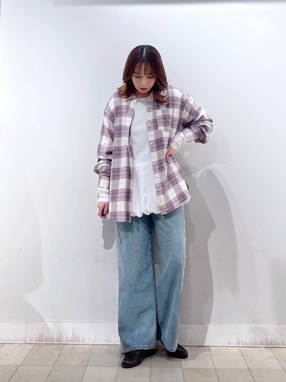 ホワイト系のTシャツ/カットソー、ブラウン系のローファー、ホワイト系のシャツ/ブラウスを着用したレディースの秋コーディネートの3枚目の写真