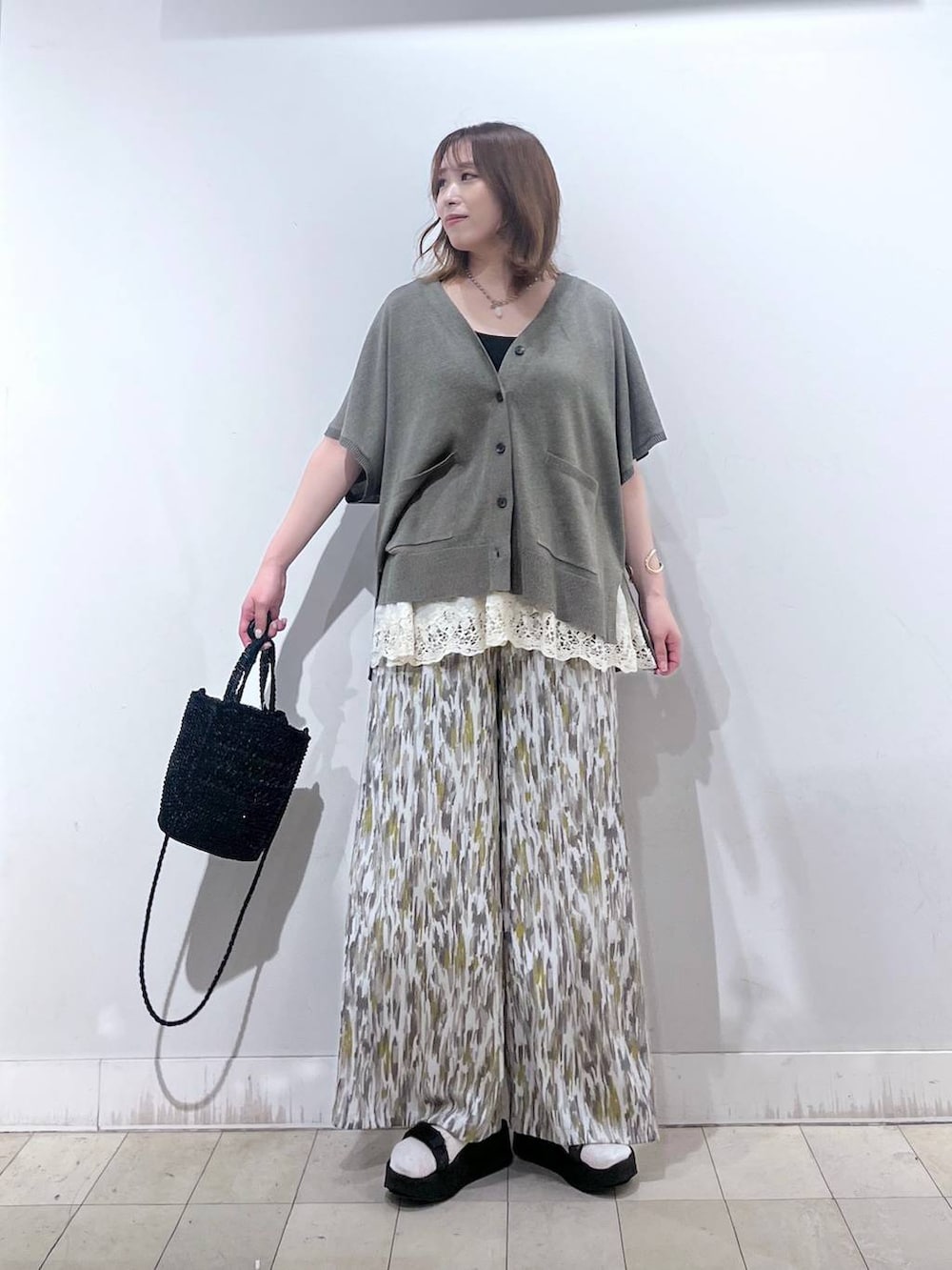 ブラウン系のカーディガン/ボレロ、ベージュ系のその他パンツ、ホワイト系のその他トップスを着用したレディースの夏コーディネートの2枚目の写真