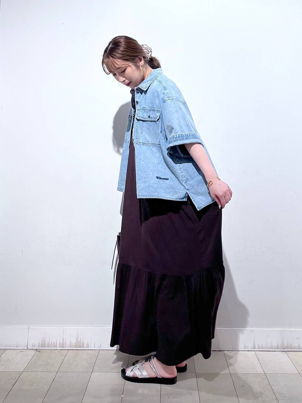 ホワイト系のTシャツ/カットソー、ブラック系のショルダーバッグ、ブルー系のシャツ/ブラウスを着用したレディースの夏コーディネートの3枚目の写真