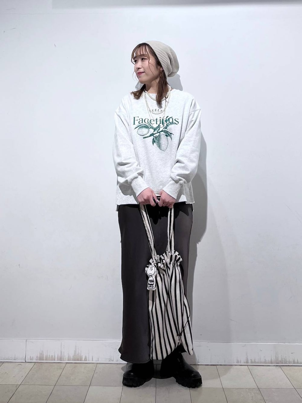 ホワイト系のTシャツ/カットソー、グレー系のスウェット、ベージュ系のトートバッグを着用したレディースの春コーディネートの3枚目の写真