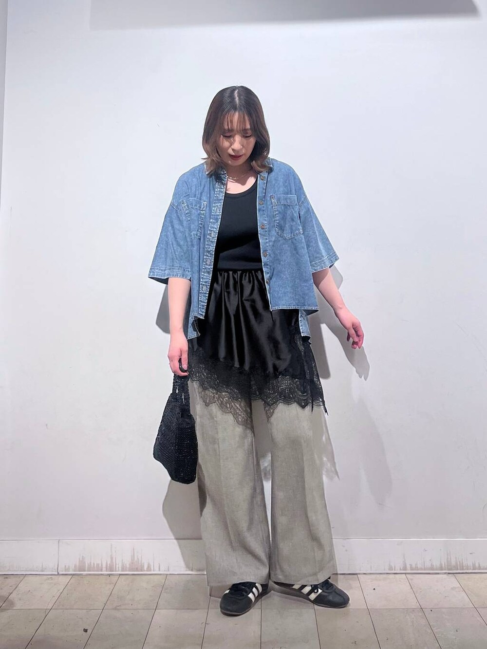 ベージュ系のその他パンツ、ブラック系のタンクトップ、ブラック系のその他トップスを着用したレディースの春コーディネートの8枚目の写真