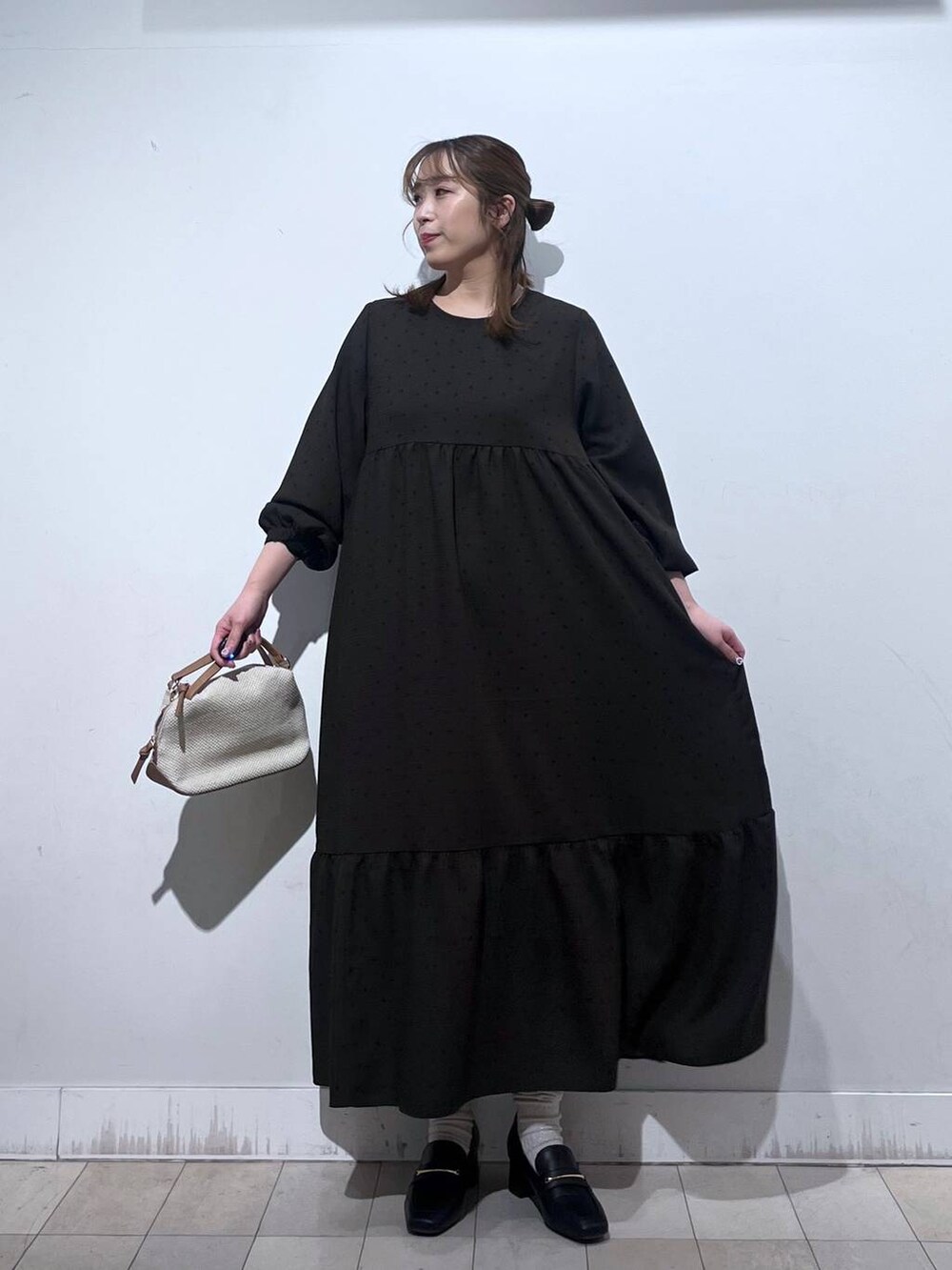 ホワイト系のショルダーバッグ、ブラック系のローファー、ホワイト系のTシャツ/カットソーを着用したレディースの春コーディネートの4枚目の写真