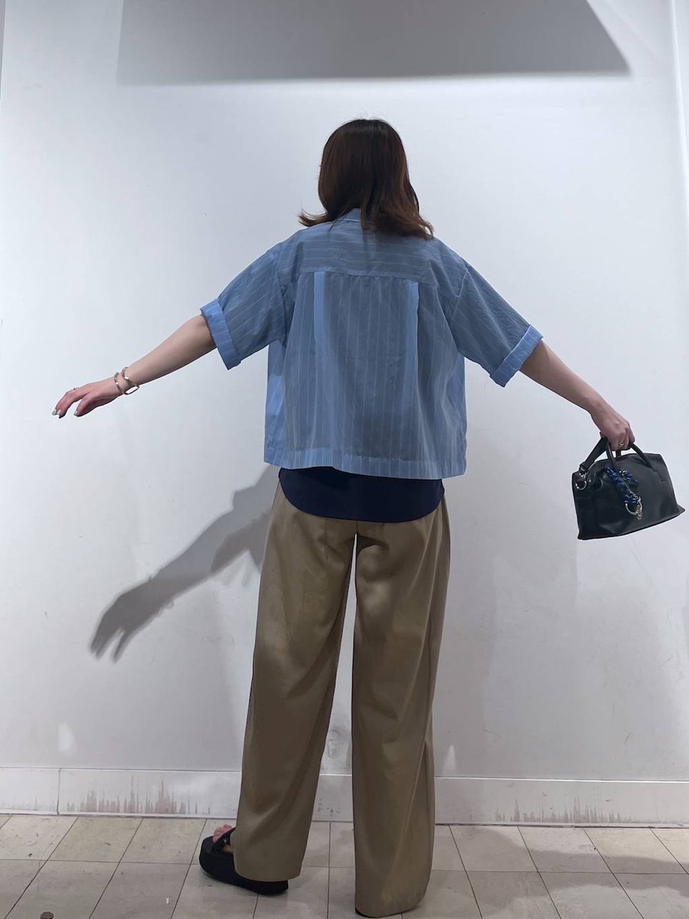 ブルー系のシャツ/ブラウス、ブルー系のTシャツ/カットソー、ブラック系のボストンバッグを着用したレディースの夏コーディネートの5枚目の写真