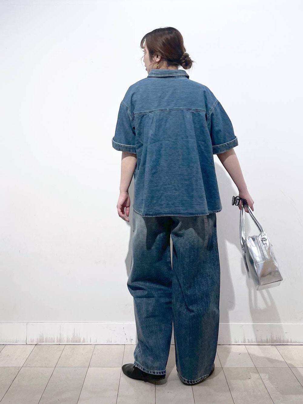 ブルー系のデニムパンツ、その他のパンプス、グレー系のボストンバッグを着用したレディースの春コーディネートの5枚目の写真