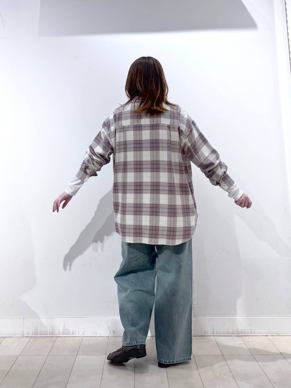 ホワイト系のTシャツ/カットソー、ブラウン系のローファー、ホワイト系のシャツ/ブラウスを着用したレディースの秋コーディネートの7枚目の写真
