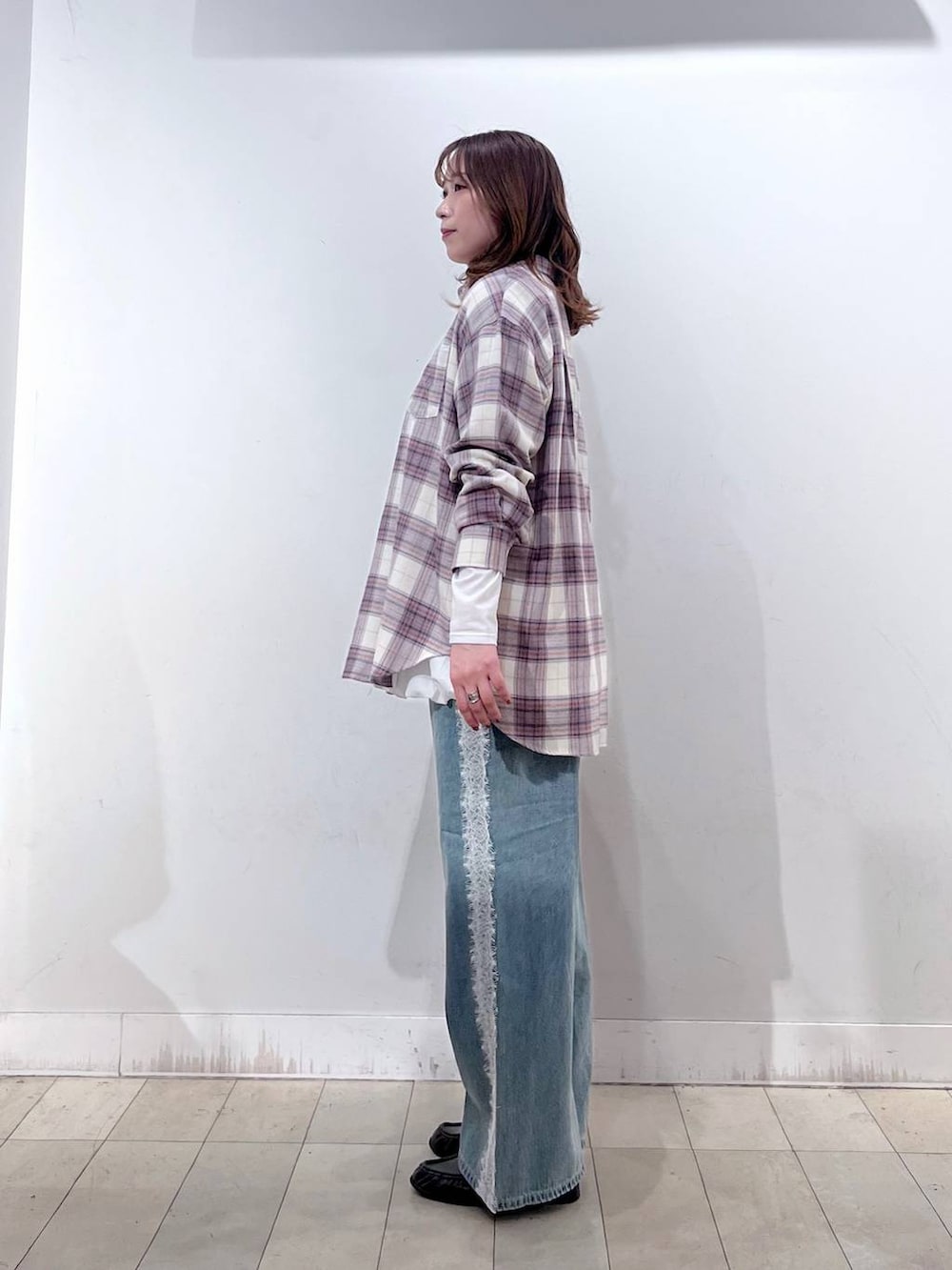 ホワイト系のTシャツ/カットソー、ブラウン系のローファー、ホワイト系のシャツ/ブラウスを着用したレディースの秋コーディネートの2枚目の写真