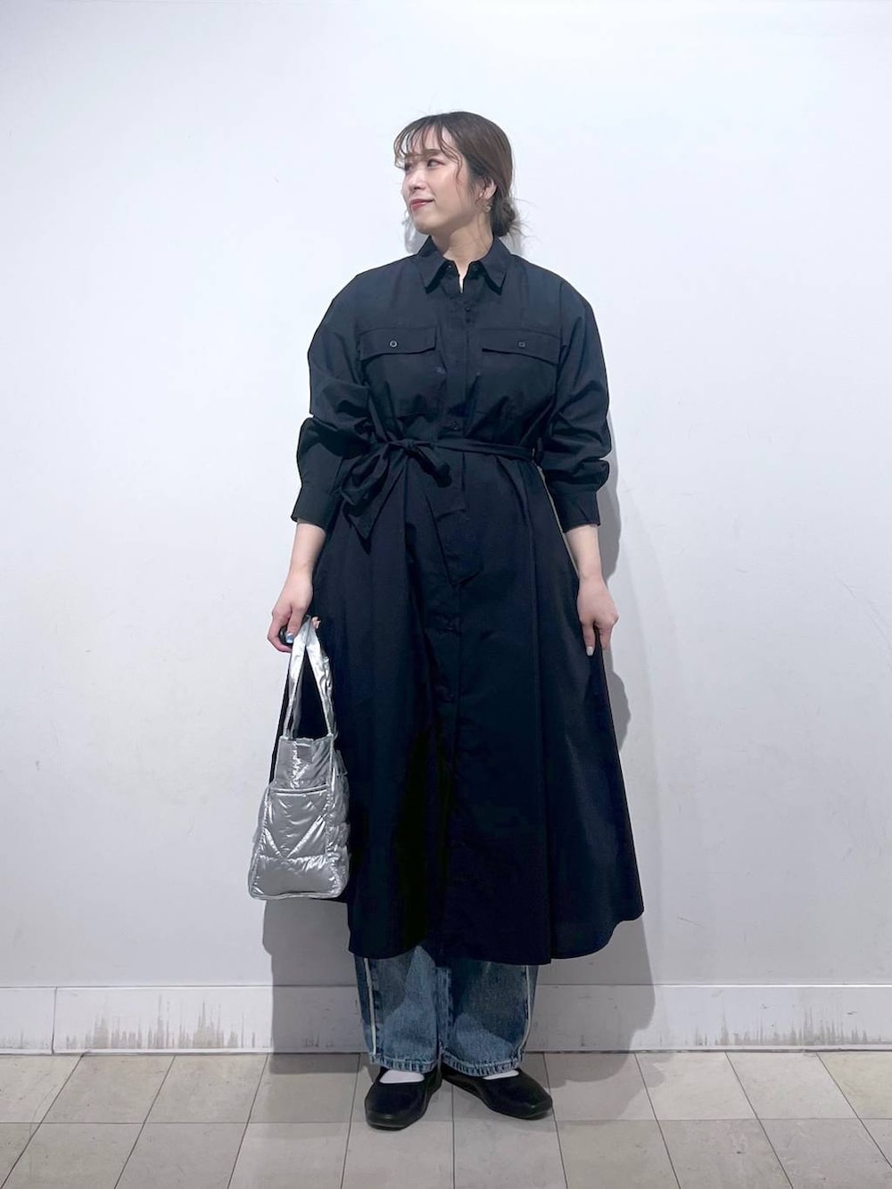 その他のパンプス、ホワイト系のデニムパンツ、ブルー系のワンピースを着用したレディースの春コーディネートの5枚目の写真