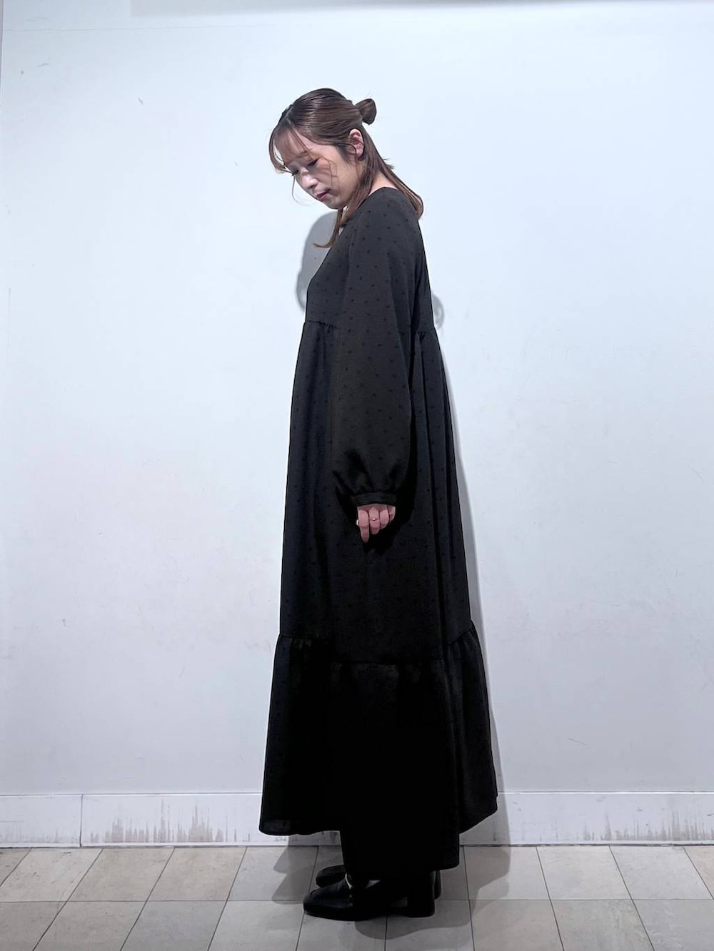 ホワイト系のショルダーバッグ、ブラック系のローファー、ホワイト系のTシャツ/カットソーを着用したレディースの春コーディネートの2枚目の写真