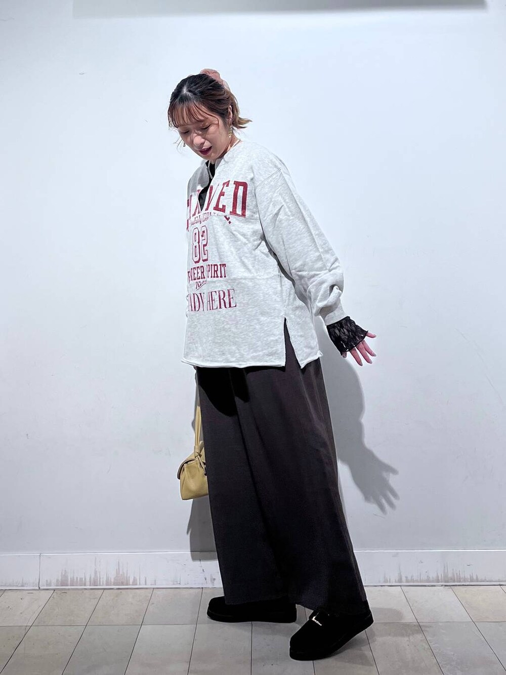 ブラック系のローファー、イエロー系のショルダーバッグ、ブラック系のTシャツ/カットソーを着用したレディースの秋コーディネートの3枚目の写真