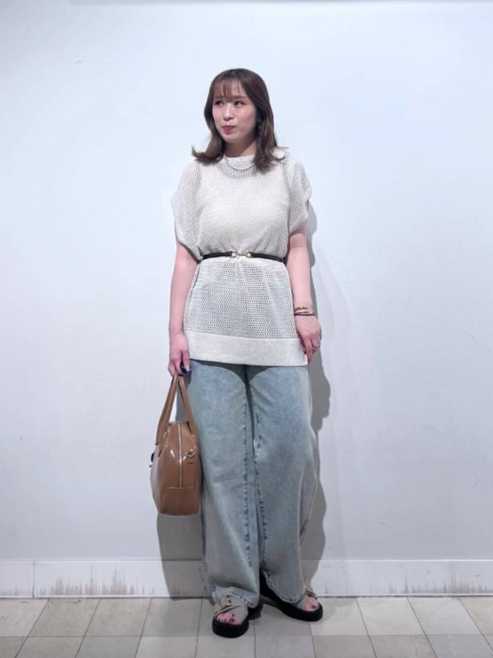 ベージュ系のボストンバッグ、ベージュ系のTシャツ/カットソー、ベージュ系のサンダルを着用したレディースの夏コーディネートの2枚目の写真