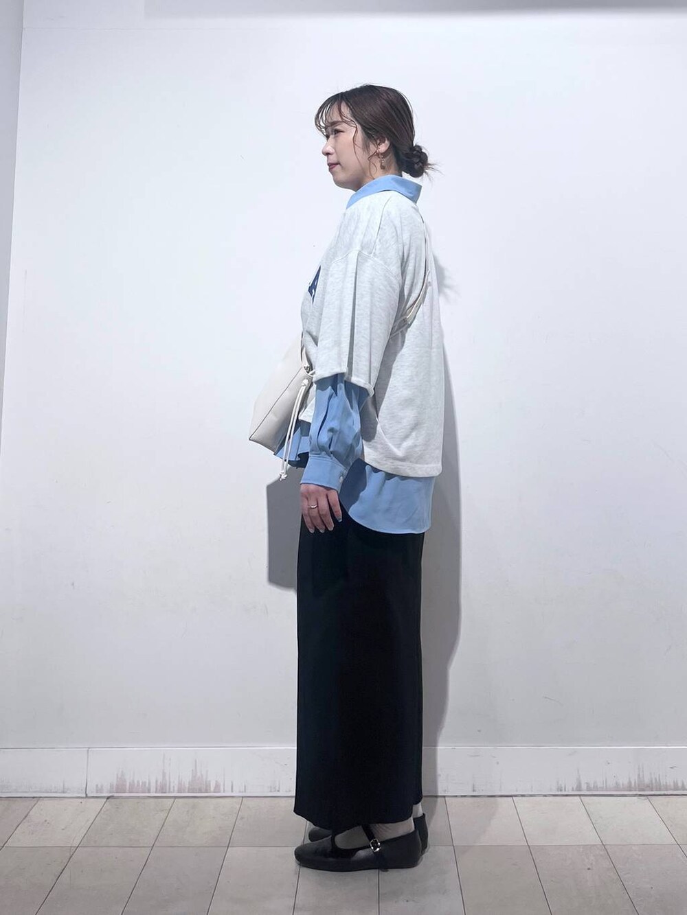 その他のパンプス、ブラック系のスカート、グレー系のTシャツ/カットソーを着用したレディースの春コーディネートの2枚目の写真