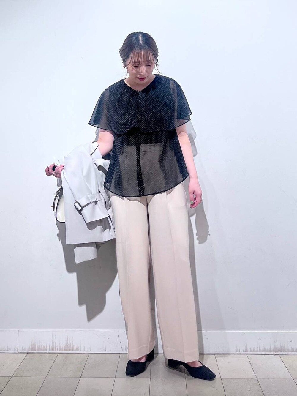 その他のパンプス、ホワイト系のショルダーバッグ、ベージュ系のトレンチコートを着用したレディースの春コーディネートの2枚目の写真