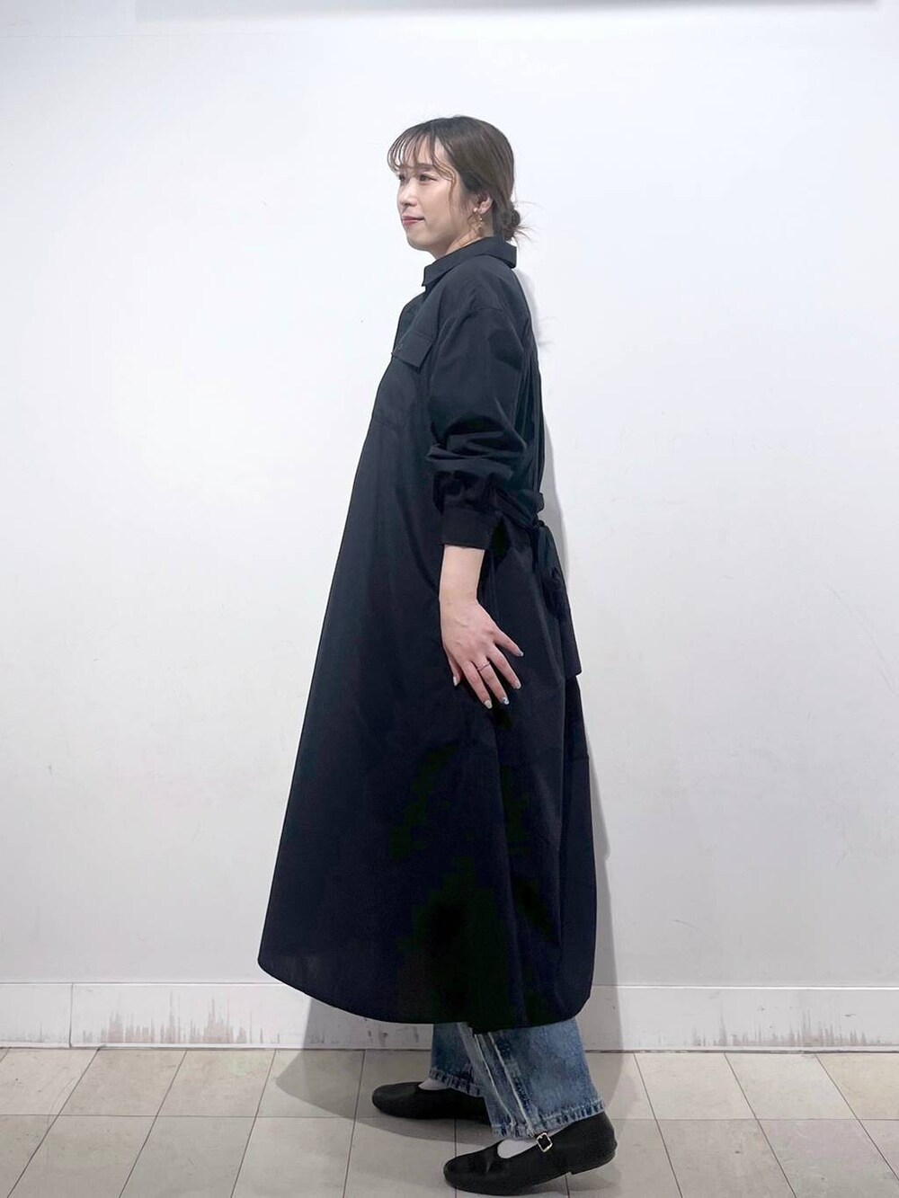 その他のパンプス、ホワイト系のデニムパンツ、ブルー系のワンピースを着用したレディースの春コーディネートの3枚目の写真