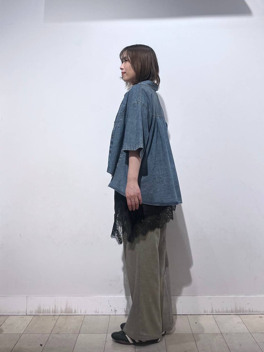 ベージュ系のその他パンツ、ブラック系のタンクトップ、ブラック系のその他トップスを着用したレディースの春コーディネートの2枚目の写真