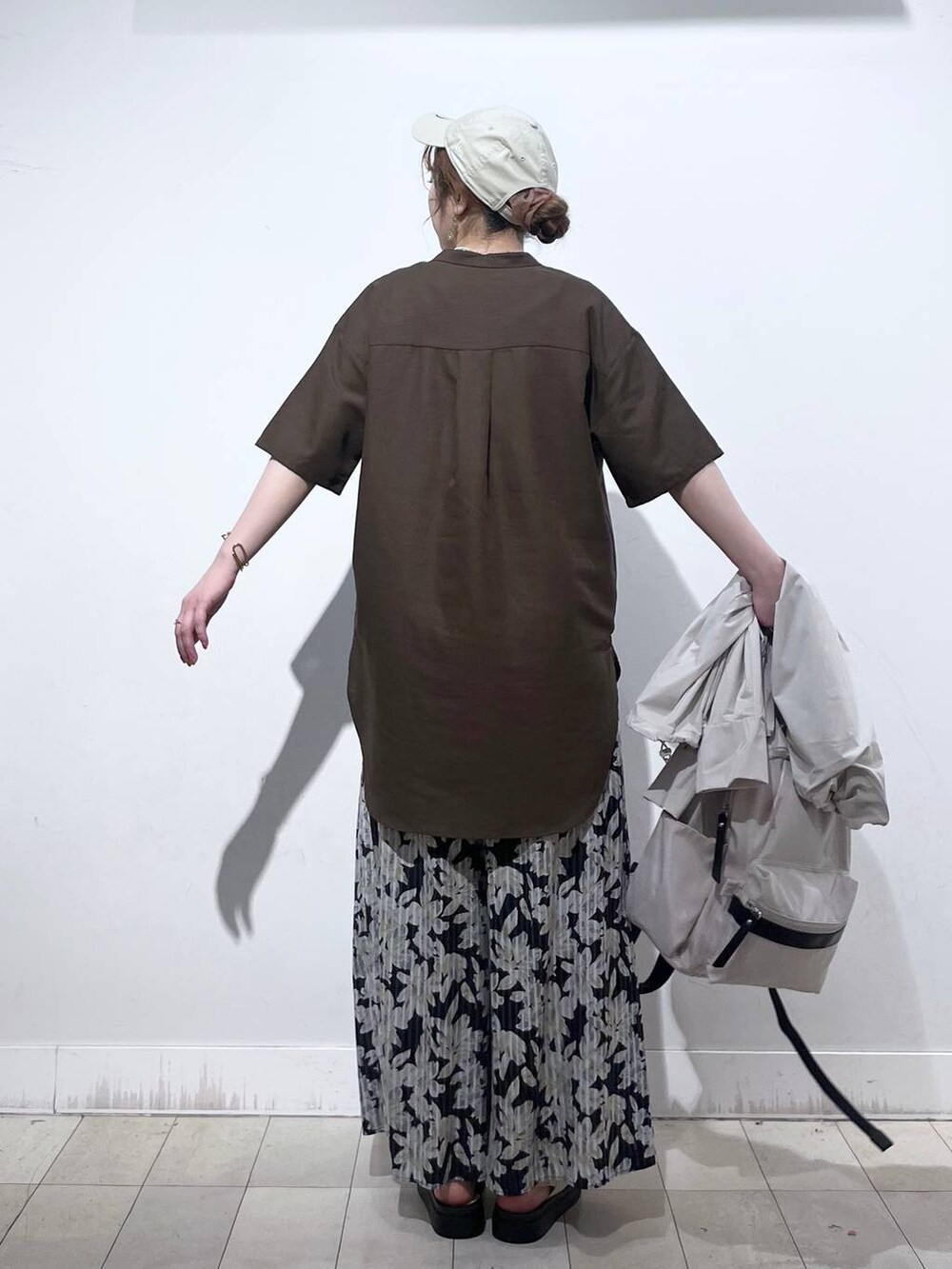 ホワイト系のバックパック/リュック、ホワイト系のタンクトップ、ホワイト系のサンダルを着用したレディースの夏コーディネートの5枚目の写真