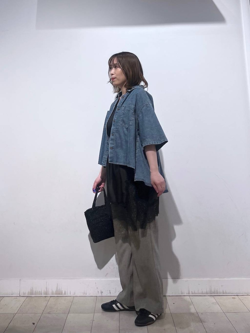 ベージュ系のその他パンツ、ブラック系のタンクトップ、ブラック系のその他トップスを着用したレディースの春コーディネートの5枚目の写真