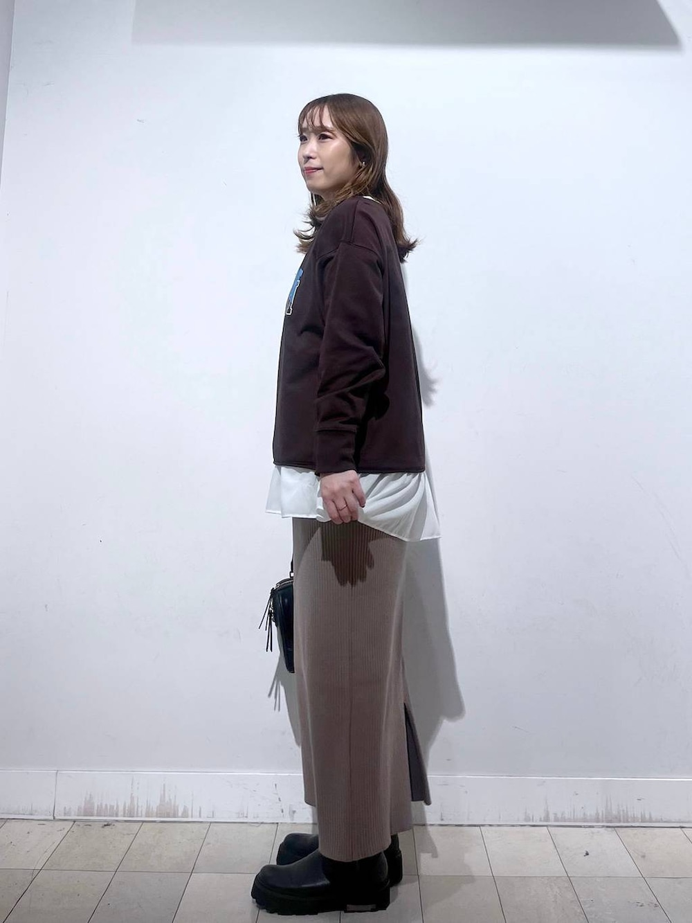 ホワイト系のTシャツ/カットソー、ブラウン系のワンピース、ブラウン系のスウェットを着用したレディースの秋コーディネートの3枚目の写真