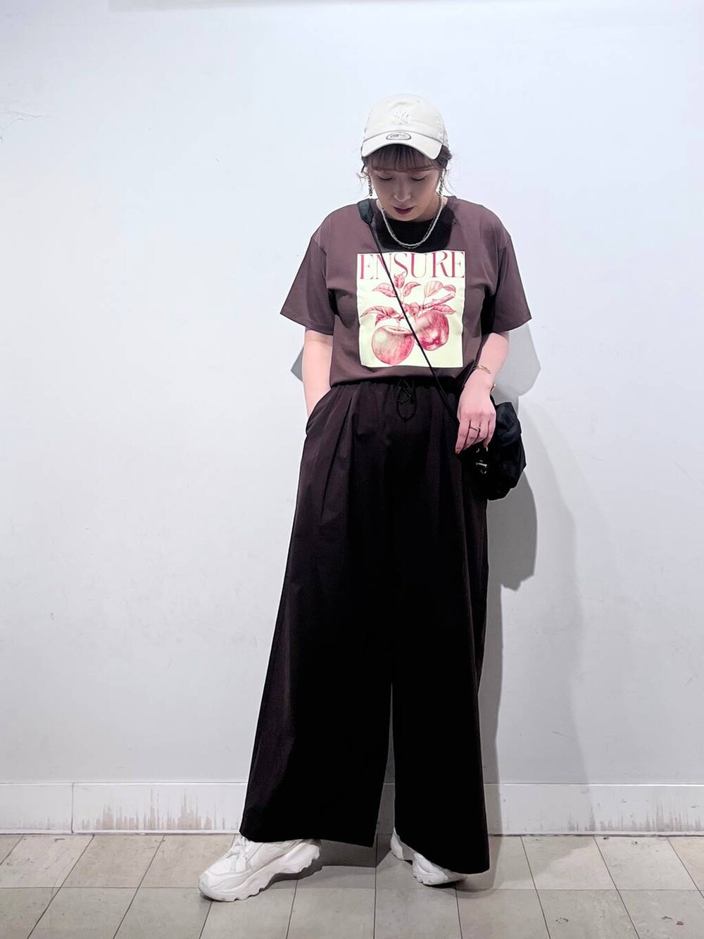 ブラウン系のTシャツ/カットソー、ホワイト系のタンクトップ、ブラック系のショルダーバッグを着用したレディースの夏コーディネートの5枚目の写真