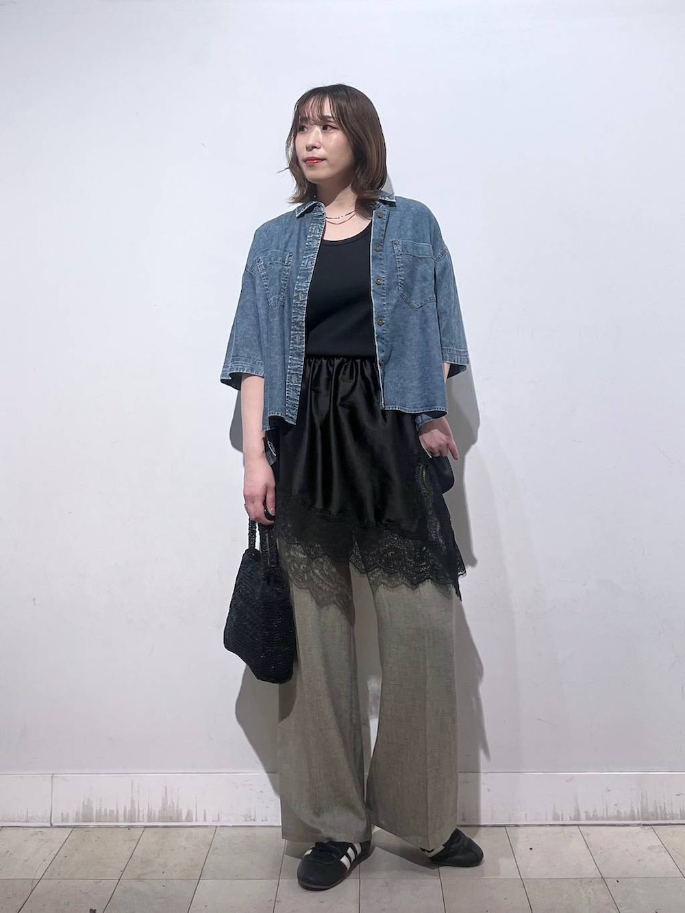 ベージュ系のその他パンツ、ブラック系のタンクトップ、ブラック系のその他トップスを着用したレディースの夏コーディネートの4枚目の写真