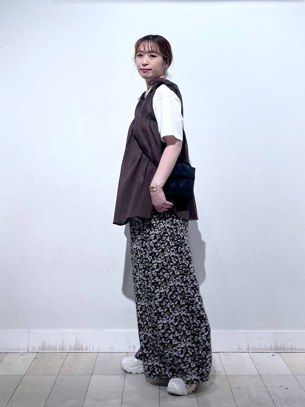 ホワイト系のTシャツ/カットソー、ブラック系のショルダーバッグ、ブラウン系のシャツ/ブラウスを着用したレディースの夏コーディネートの3枚目の写真