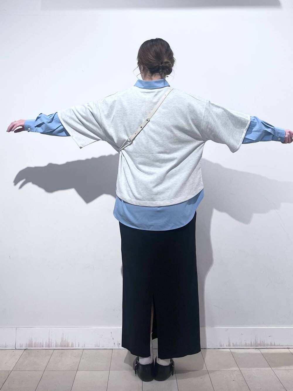 その他のパンプス、ブラック系のスカート、グレー系のTシャツ/カットソーを着用したレディースの春コーディネートの6枚目の写真