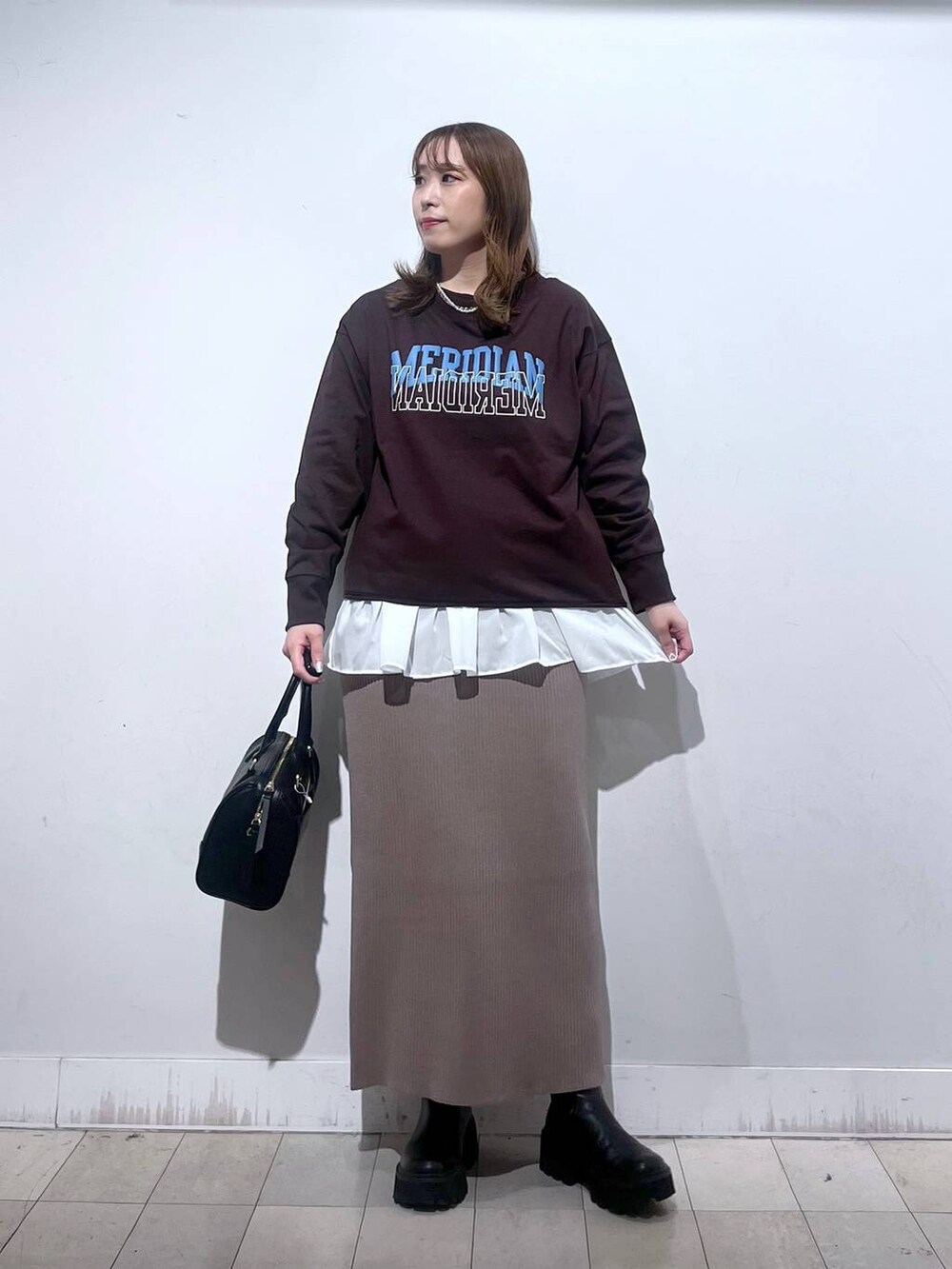 ホワイト系のTシャツ/カットソー、ブラウン系のワンピース、ブラウン系のスウェットを着用したレディースの秋コーディネートの9枚目の写真