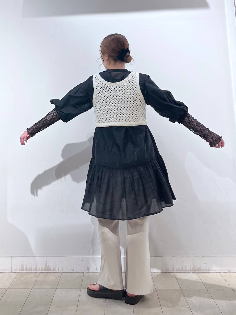 ホワイト系のその他トップス、ベージュ系のその他パンツ、ブラック系のTシャツ/カットソーを着用したレディースの夏コーディネートの5枚目の写真