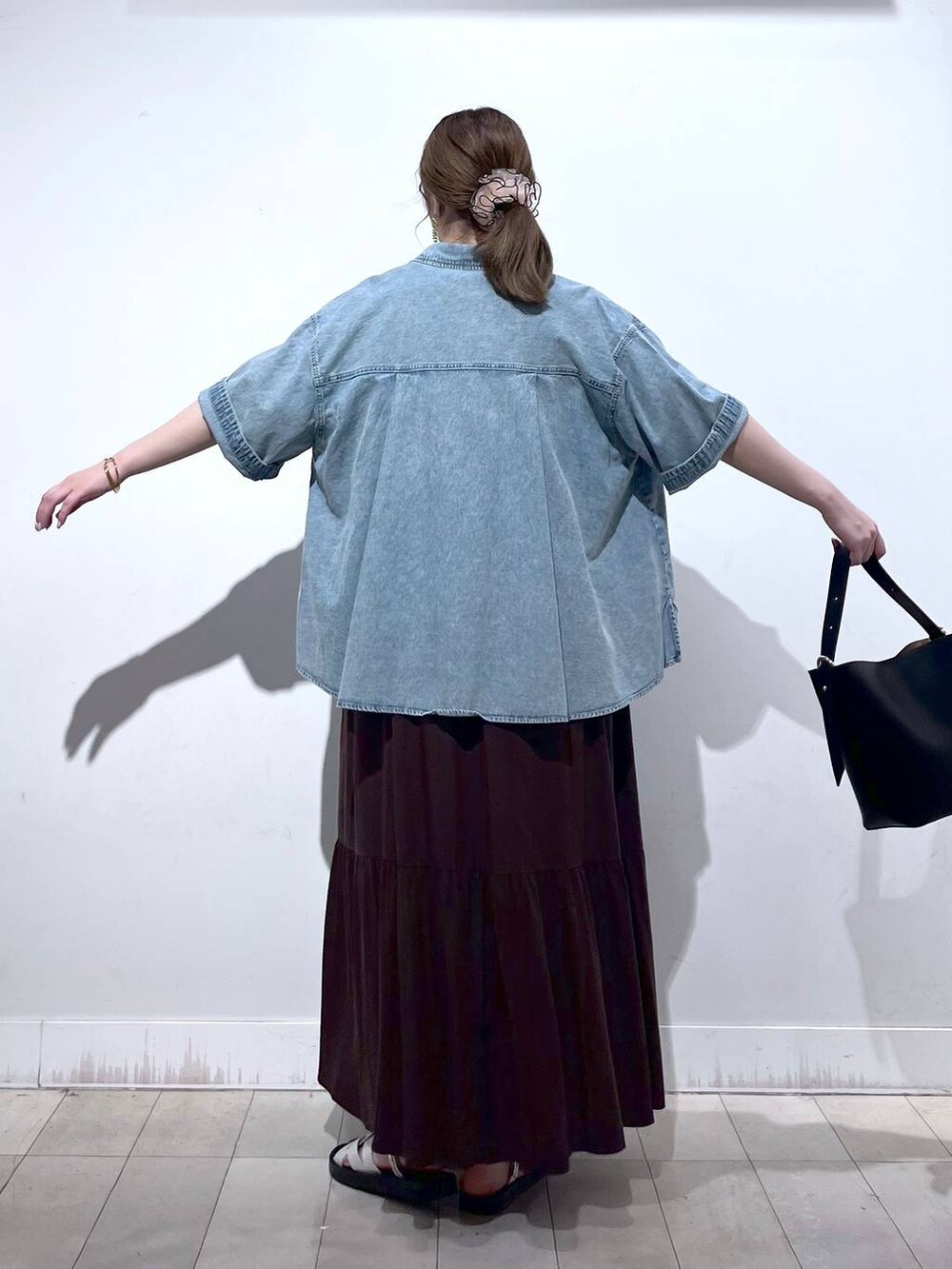 ホワイト系のTシャツ/カットソー、ブラック系のショルダーバッグ、ブルー系のシャツ/ブラウスを着用したレディースの夏コーディネートの6枚目の写真