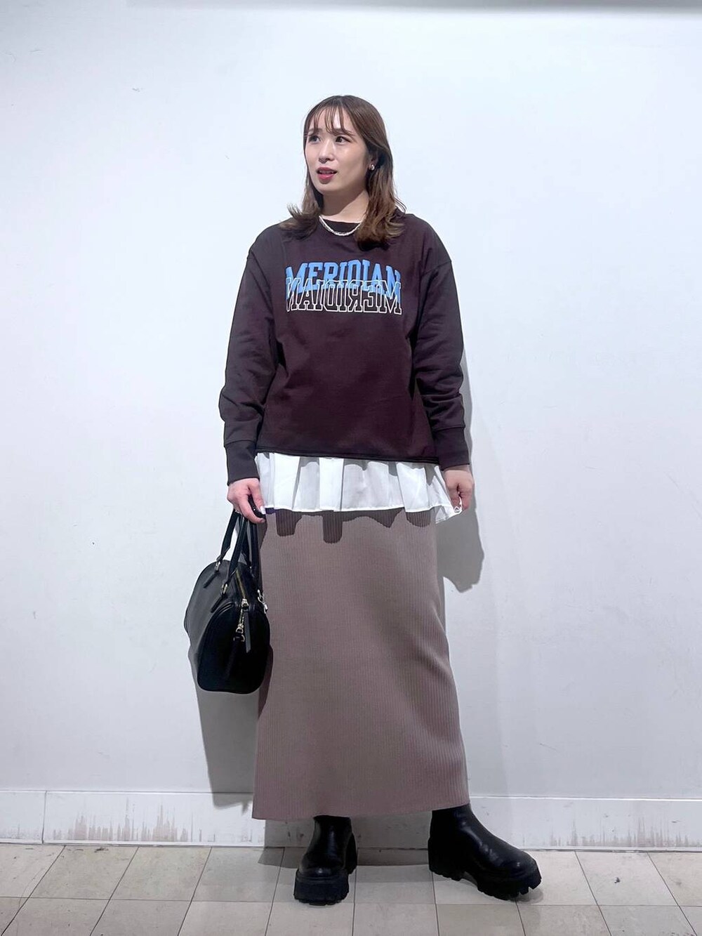 ホワイト系のTシャツ/カットソー、ブラウン系のワンピース、ブラウン系のスウェットを着用したレディースの秋コーディネートの6枚目の写真